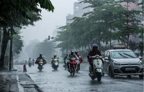 Cảnh báo dông, lốc, mưa đá, mưa lớn cục bộ tại khu vực nội thành Hà Nội