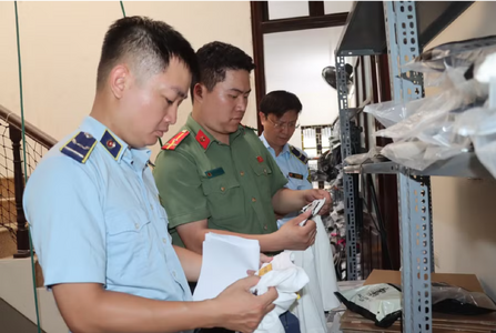Tạm giữ hơn 700 sản phẩm thời trang nghi giả mạo thương hiệu nổi tiếng