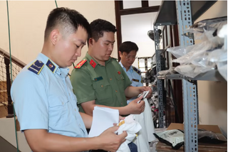 Tạm giữ hơn 700 sản phẩm thời trang nghi giả mạo thương hiệu nổi tiếng