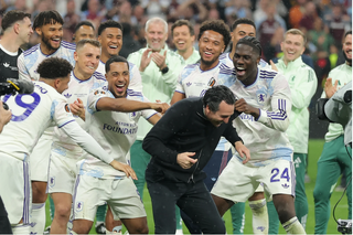 Aston Villa vô địch Europa League 2025/2026: Kỷ lục của Mourinho bị san bằng