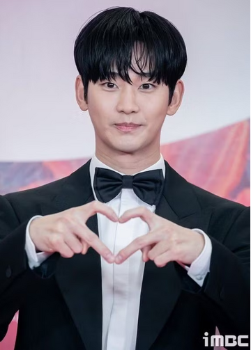 Kim Soo Hyun tái xuất, người hâm mộ phản ứng bất ngờ