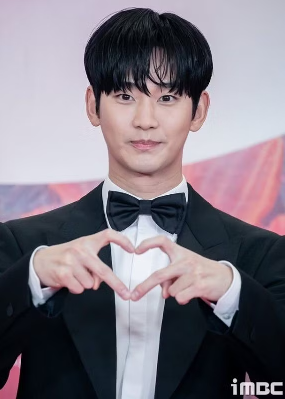 Kim Soo Hyun tái xuất, người hâm mộ phản ứng bất ngờ