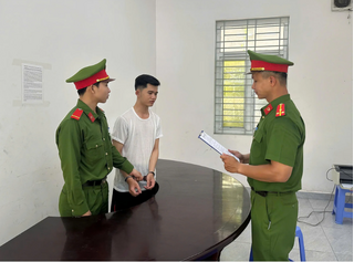 Âm thầm giữ lại tiền khách trả, quản lý quán 