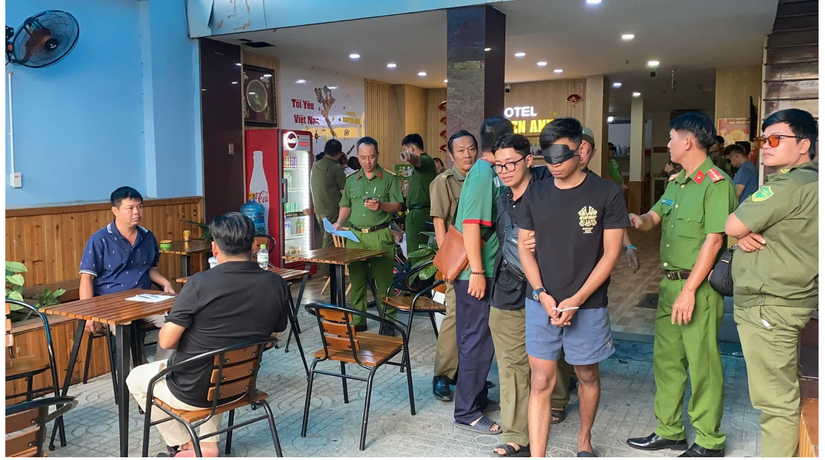 Đột kích ổ nghi lừa đảo xuyên biên giới, 18 người nước ngoài dương tính ma túy