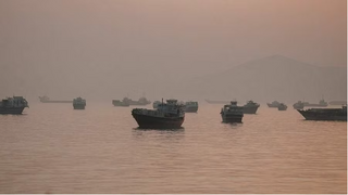 Báo Mỹ: Hơn 100 tàu thương mại được hộ tống qua eo biển Hormuz