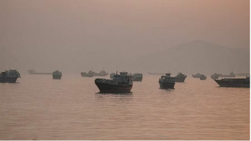 Báo Mỹ: Hơn 100 tàu thương mại được hộ tống qua eo biển Hormuz