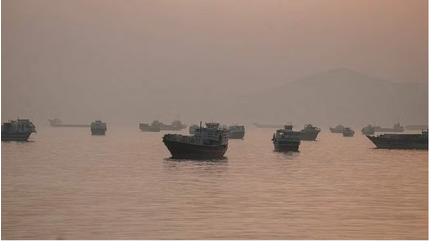 Báo Mỹ: Hơn 100 tàu thương mại được hộ tống qua eo biển Hormuz