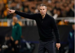 HLV Robin van Persie bị đội bóng Hà Lan sa thả