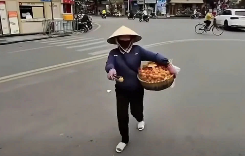 Du khách nước ngoài bị "chặt chém" 430.000 đồng cho 10 chiếc bánh rán ở Hồ Gươm