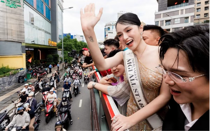Rà soát vụ Hương Giang diễu hành trên xe buýt hai tầng