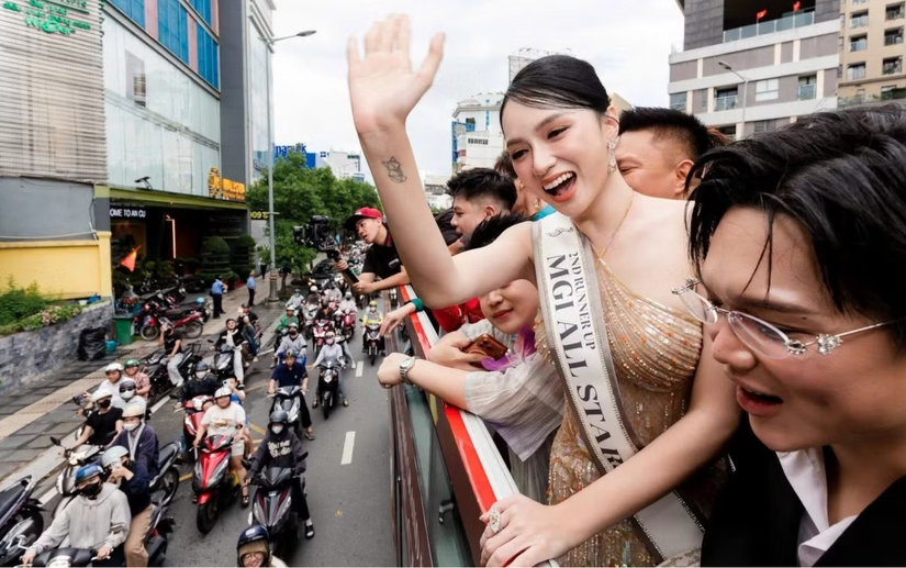 Rà soát vụ Hương Giang diễu hành trên xe buýt hai tầng