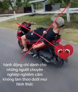 Lần theo clip trên Facebook, xử lý nam thanh niên 17 tuổi đi xe máy nằm trên yên, buông 2 tay