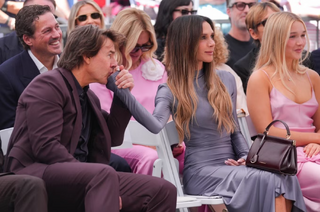 Tranh cãi Tom Cruise nắm tay Victoria Beckham