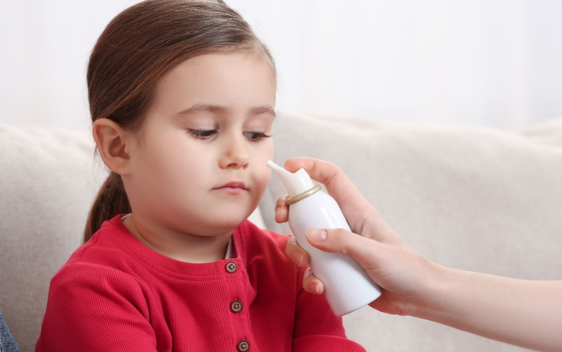 Trẻ bị chảy nước mũi trong: xử lý ngay, giảm dùng thuốc kháng sinh
