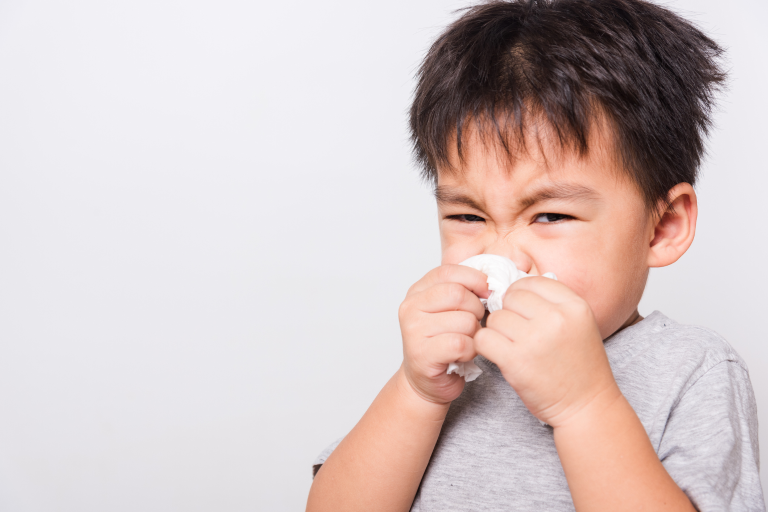 Trẻ bị chảy nước mũi trong: xử lý ngay, giảm dùng thuốc kháng sinh