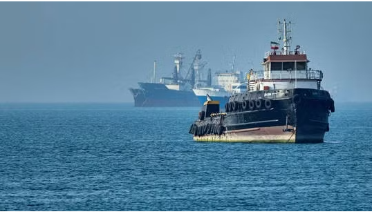 Nguy cơ ‘bão tố’ rình rập eo biển Hormuz