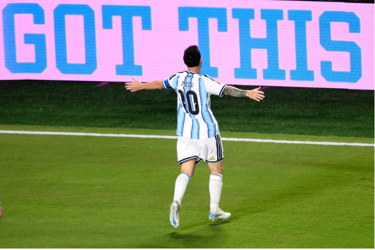 Messi rực sáng mở đầu hành trình bảo vệ ngôi vương cho Argentina