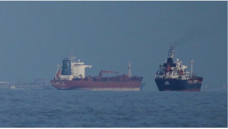 Tàu Iran đi qua eo biển Hormuz, lệnh phong tỏa hải quân của Mỹ chính thức được dỡ bỏ
