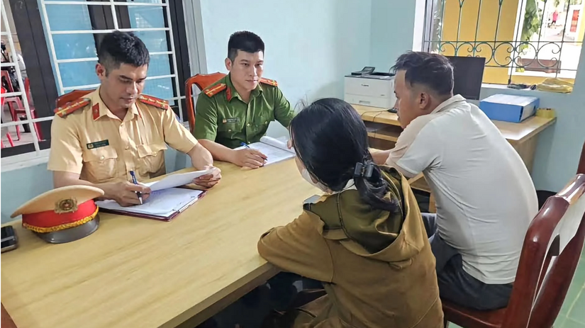 Xử phạt người phụ nữ ngang nhiên chặn xe, nằm giữa đường gây cản trở giao thông ở Quảng Trị