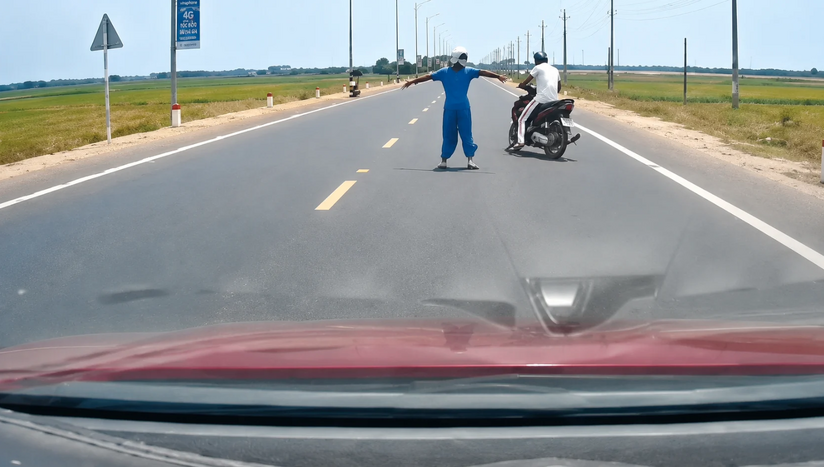 Xử phạt người phụ nữ ngang nhiên chặn xe, nằm giữa đường gây cản trở giao thông ở Quảng Trị
