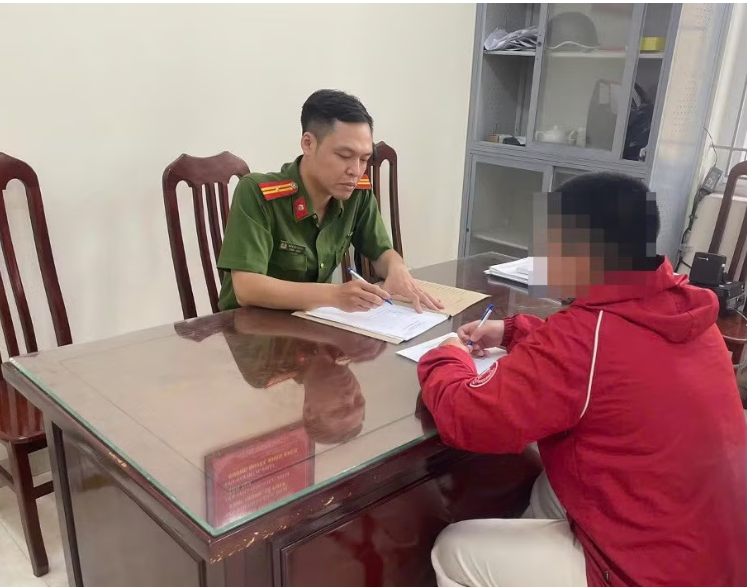 Công an triệu tập shipper hành hung cô gái tại Hà Nội