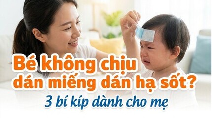 Bé không chịu dán miếng dán hạ sốt? 3 bí kíp dành cho mẹ