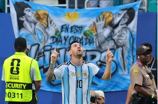 Thoát hiểm trước Cape Verde, Messi chạm cột mốc lịch sử