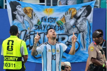 Thoát hiểm trước Cape Verde, Messi chạm cột mốc lịch sử