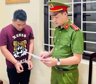 Bắt thanh niên dùng ‘phóng lợn’ chống người thi hành công vụ