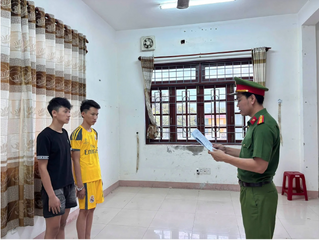 Phóng xe tốc độ cao, ném chai, xịt hơi cay, nhóm thiếu niên bị khởi tố