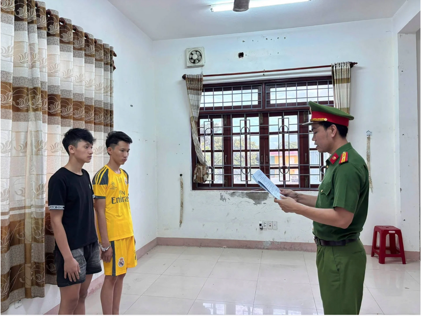 Phóng xe tốc độ cao, ném chai, xịt hơi cay, nhóm thiếu niên bị khởi tố