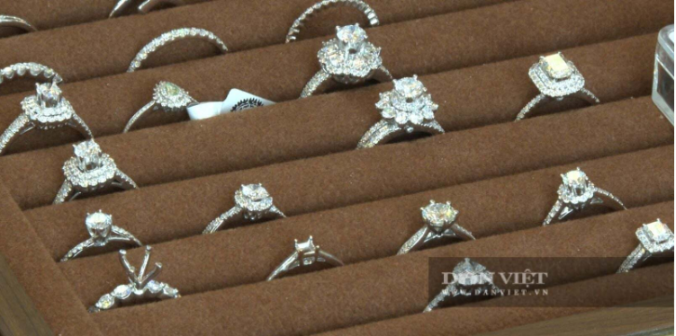 Mở rộng điều tra đường dây buôn lậu kim cương xuyên quốc gia, khởi tố thêm các chủ tiệm vàng lớn