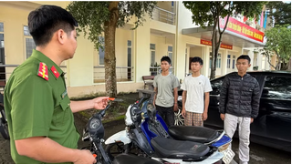 Nhóm thanh thiếu niên mang dao, đi xe tháo biển số để cướp tài sản