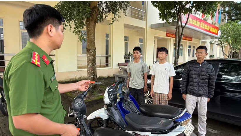 Nhóm thanh thiếu niên mang dao, đi xe tháo biển số để cướp tài sản