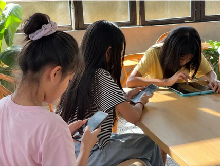 Dỗ trẻ bằng điện thoại, nguy hại khó lường