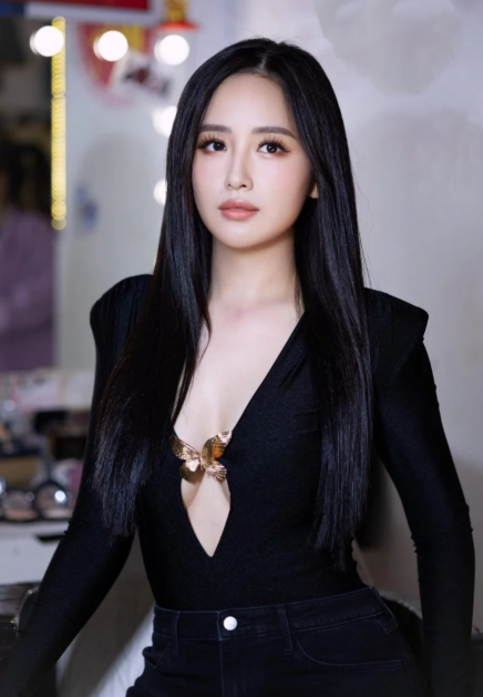Lý Nhã Kỳ và Mai Phương Thúy phản ứng thế nào sau khi trở thành tâm điểm trên mạng xã hội tối 5/8?