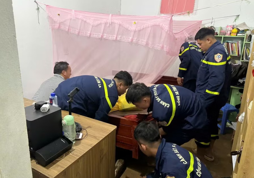 Công an Sơn La hỗ trợ người dân chạy lũ trong đêm