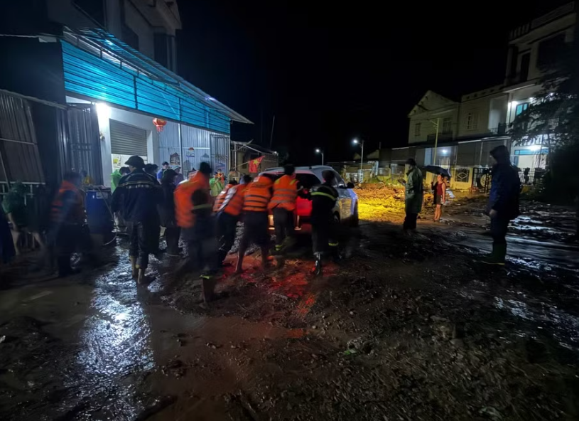Công an Sơn La hỗ trợ người dân chạy lũ trong đêm