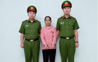 Bắt khẩn cấp bảo mẫu dùng dây thun bật vào chân trẻ ở trường mầm non