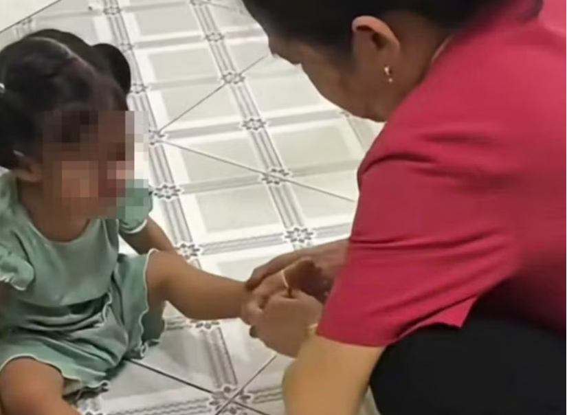 Bắt khẩn cấp bảo mẫu dùng dây thun bật vào chân trẻ ở trường mầm non