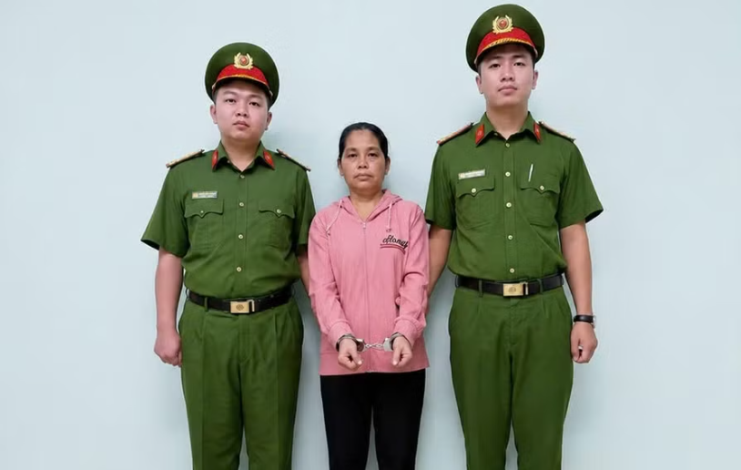 Bắt khẩn cấp bảo mẫu dùng dây thun bật vào chân trẻ ở trường mầm non