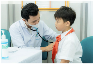Hà Nội khám sức khỏe định kỳ miễn phí cho trẻ em, học sinh trước năm học mới