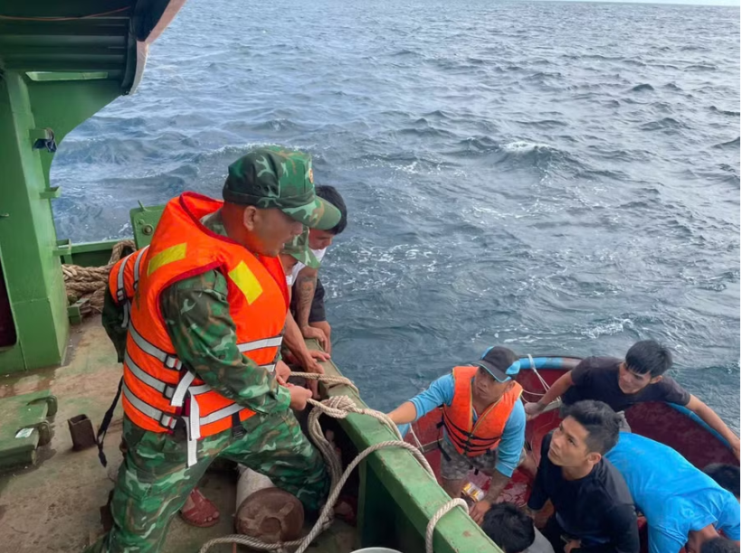 Ứng cứu 12 ngư dân trên tàu cá bị tràn nước, chìm dần ngoài khơi