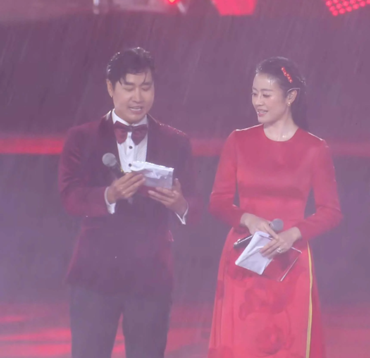 Mạng xã hội đang viral điều này trong cơn mưa xối xả tại concert “Tổ quốc trong tim”