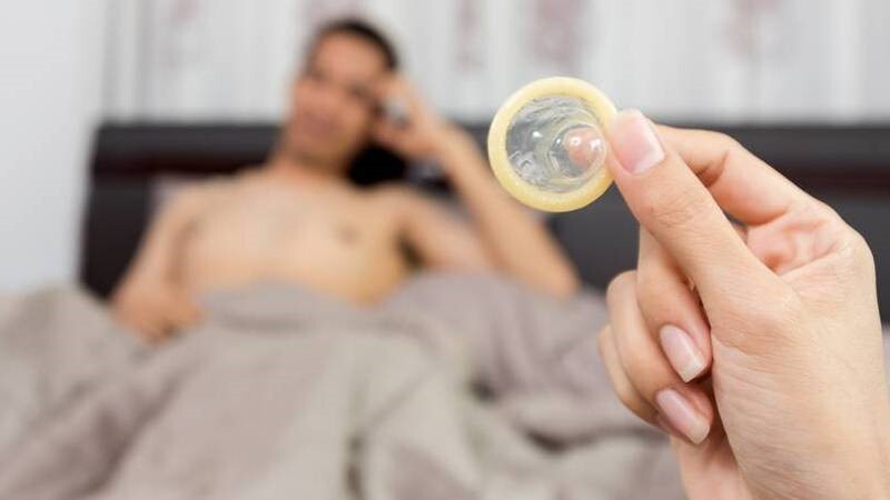 Chiêu đối phó khi chàng từ chối đeo bao cao su