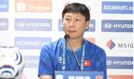 HLV Kim Sang-sik kỳ vọng Đình Bắc ‘xé lưới’ Thái Lan