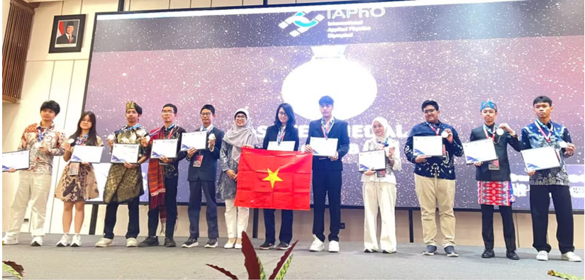 15 học sinh Việt Nam đạt giải Olympic Vật lý ứng dụng quốc tế 2026