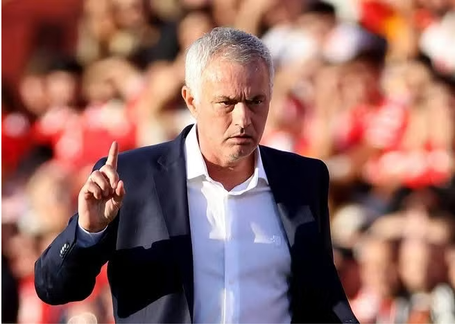 HLV Mourinho dành lời đặc biệt cho Messi
