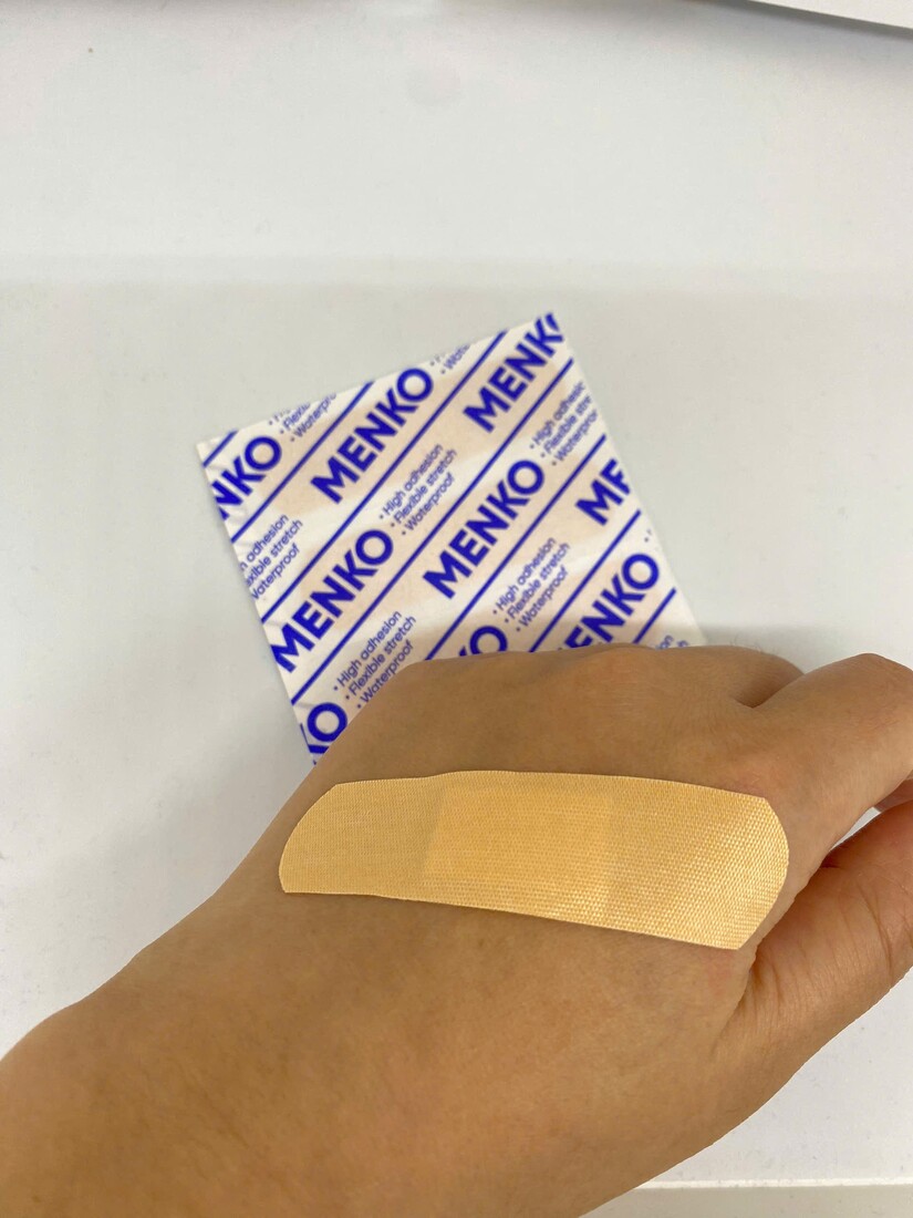 Nên để vết thương "thở" hay dán kín bằng băng dính y tế?