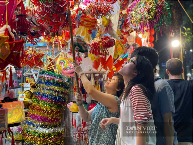Con phố nào ở Hà Nội cứ đến hẹn lại lên lại khiến giới trẻ phát cuồng sống ảo, người lớn rưng rưng nhớ tuổi thơ?